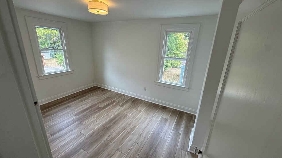 Building Photo - 736 Sheridan Ave