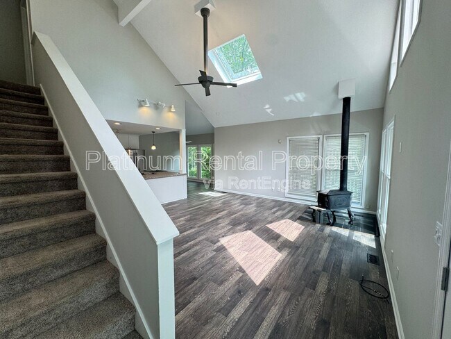 Building Photo - 3025 Lakeside Dr