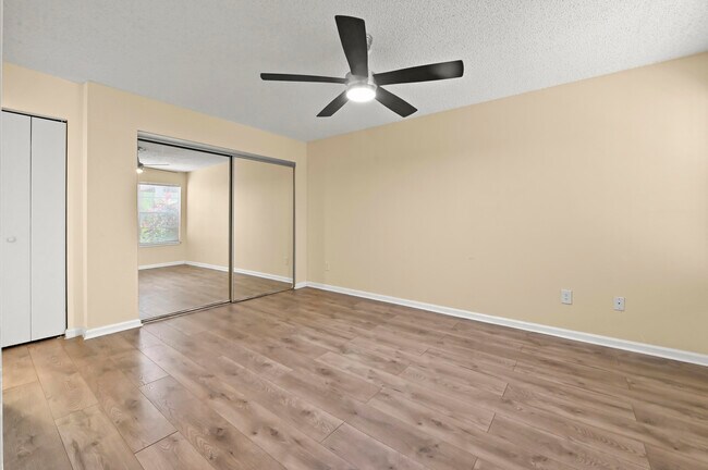 Building Photo - 1055 Crystal Way