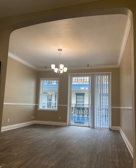 Living room with courtyard balcony - Clarendon House