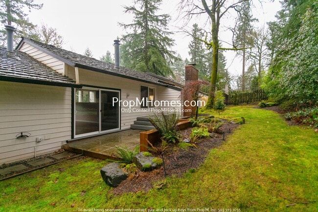 Building Photo - Updated Three Bedroom Gem in Lake Oswego!