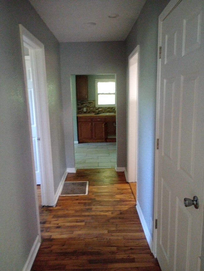 Building Photo - 3 Bedroom 1 Bathroom house