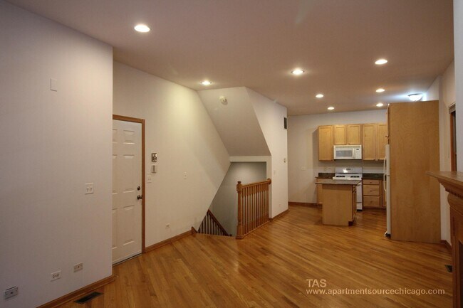 Building Photo - 1321 W Belmont Ave