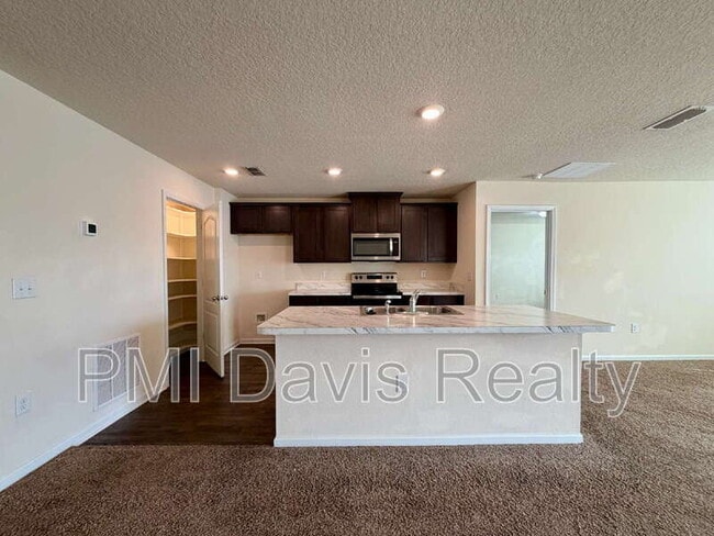 Building Photo - 2482 Beachview Dr