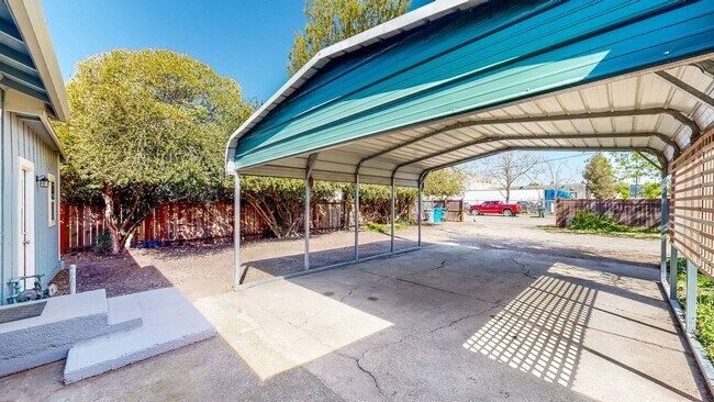 Building Photo - Gated and fully remodeled 1 bedroom 1 bath...