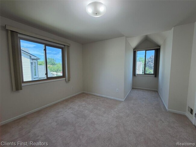 Building Photo - 7043 Foxridge Dr
