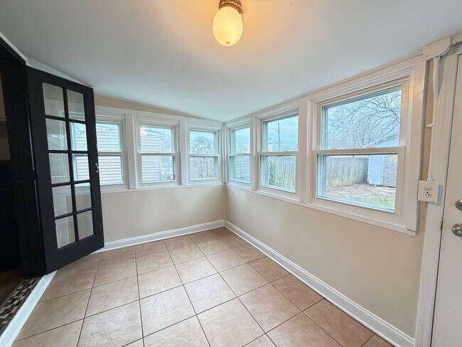 Building Photo - 825 Parkway Dr