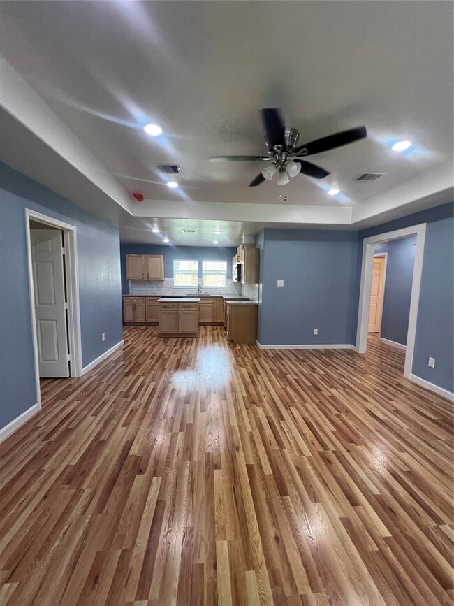 Building Photo - 7613 Lady St