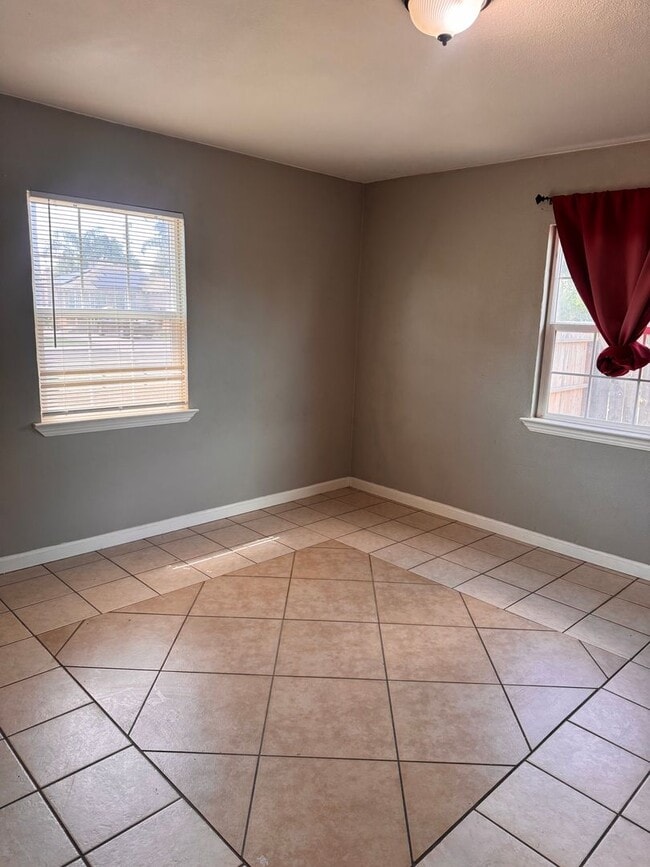 Building Photo - Beautifully Updated 4/2 in Old Fig