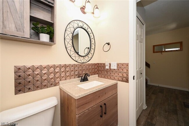 Building Photo - 655 Almas Ct