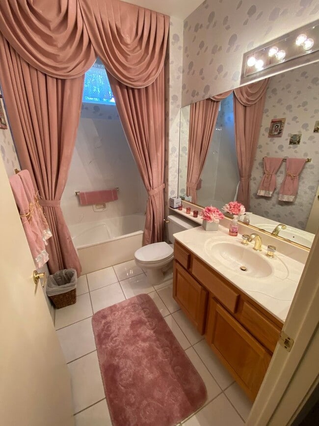 Building Photo - Wonderful 2 bed/2 bath home located in Summerlin