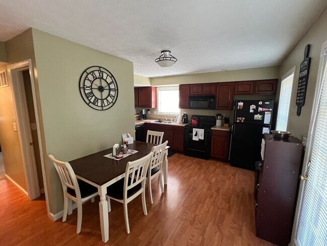 Building Photo - 3 BEDROOM TOWNHOUSE AVAIL JULY 2026.   Mon...