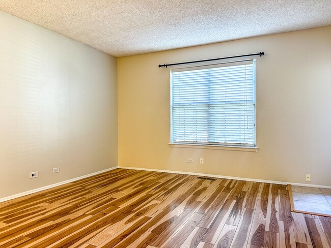 Building Photo - Move-in Incentive! End-Unit Condo in South...