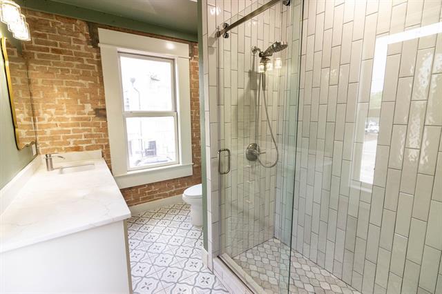 Building Photo - 219 W Mulberry St