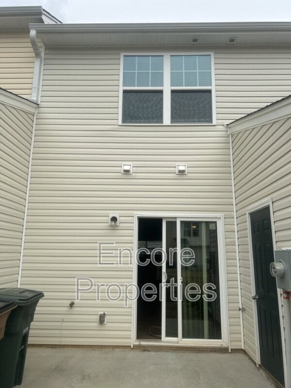 Building Photo - 121 Summerland Dr