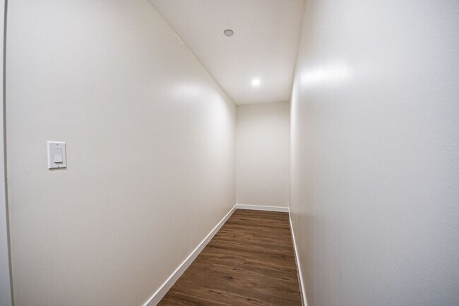 Building Photo - Ultra-Luxury Brand New 2 bed/2.5 bath and ...