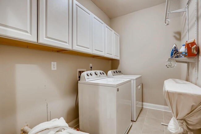 Building Photo - 2359 Montford Pl