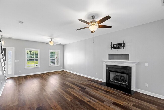 Building Photo - 4 Bedroom with Large Lot Available Now!