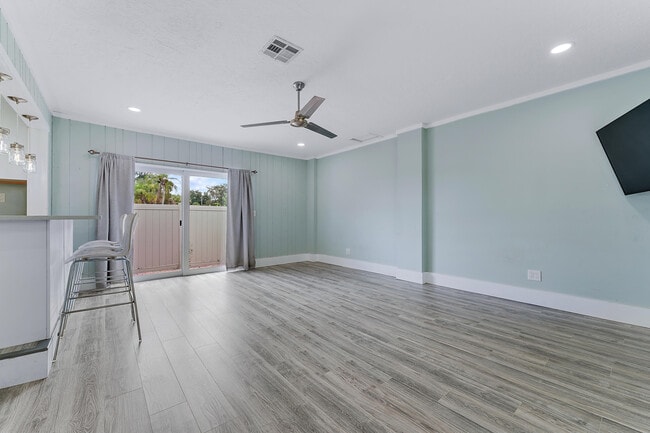 Building Photo - 856 SW Rustic Cir