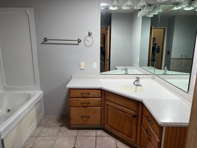 Building Photo - 15220 Marilyn Dr