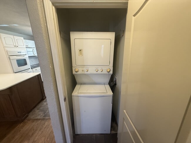 Building Photo - 939 E 6th