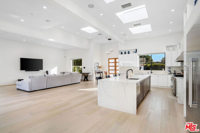 Building Photo - 22931 Dolorosa St