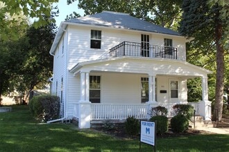 Building Photo - 526 E 11th St