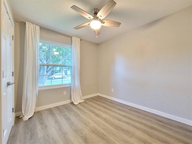 Building Photo - 804 Kavanagh Dr