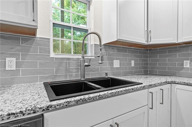 Building Photo - 4 bedroom Single Family home in Fianna Hils