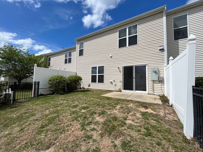 Building Photo - **OFFERING REFUNDABLE APPLICATION FEES** Fantastic 3BD, 2.5BA North Raleigh Townhome with Fenced ...