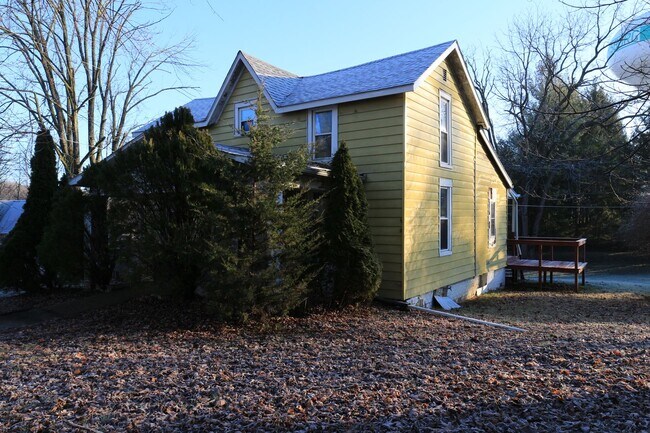 Building Photo - 3 Bedroom Veedersburg Home!