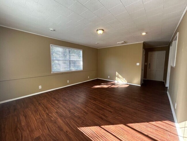 Building Photo - 1136 Broad St