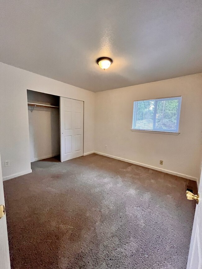 Building Photo - 3 Bedroom Duplex – 112 126th St E, Tacoma,...