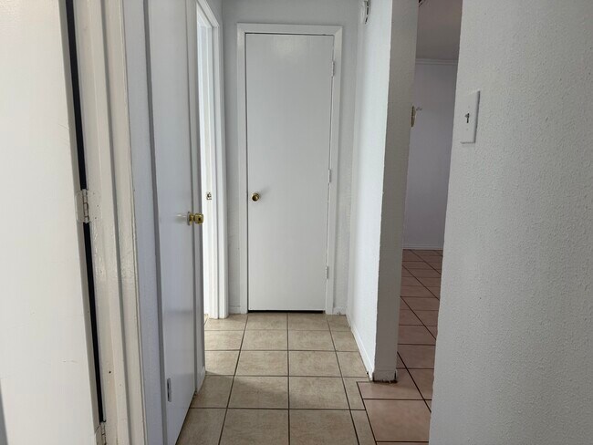 Building Photo - 2934 Chestnut Ave