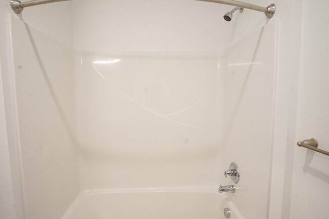 Building Photo - Sellwood-Modern Top Floor 1Bdr w/Floor-to-Ceiling Windows + Pet OK!