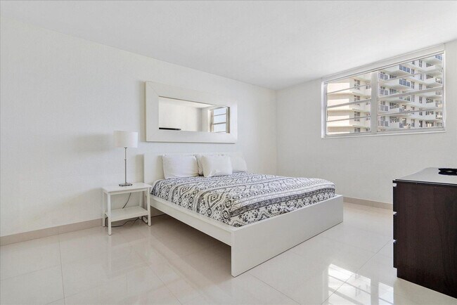 Building Photo - 3901 S Ocean Dr