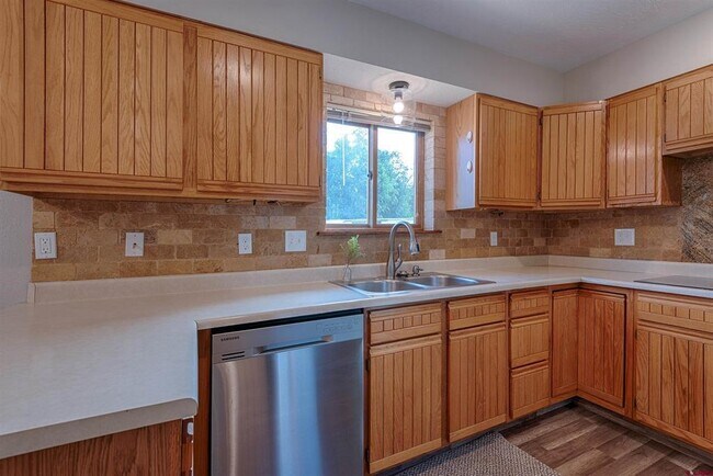 Building Photo - 64251 N Ramona Rd