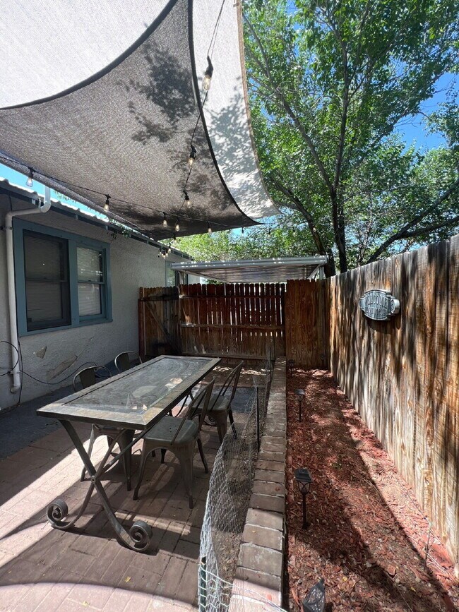 Building Photo - Location, Location, Location! Convenient to UNM campus and Nob Hill shops and restaurants!