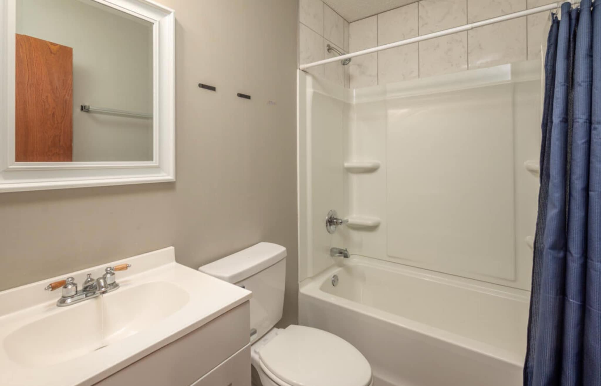 Building Photo - 704 Roundhouse Rd