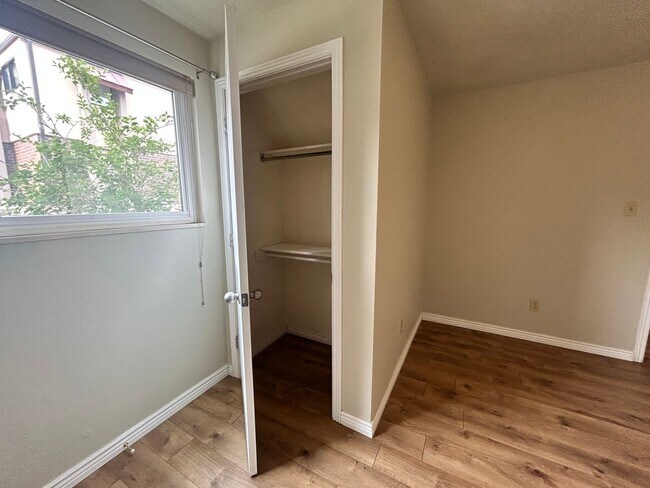 Building Photo - 2-Bed/1.5-Bath Longmont Townhome