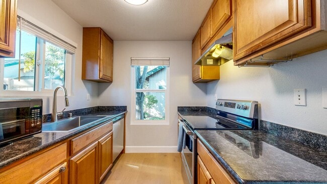 Building Photo - Cozy 2 Bedroom 1.5 Bath with Private Yard and Two Car Garage !