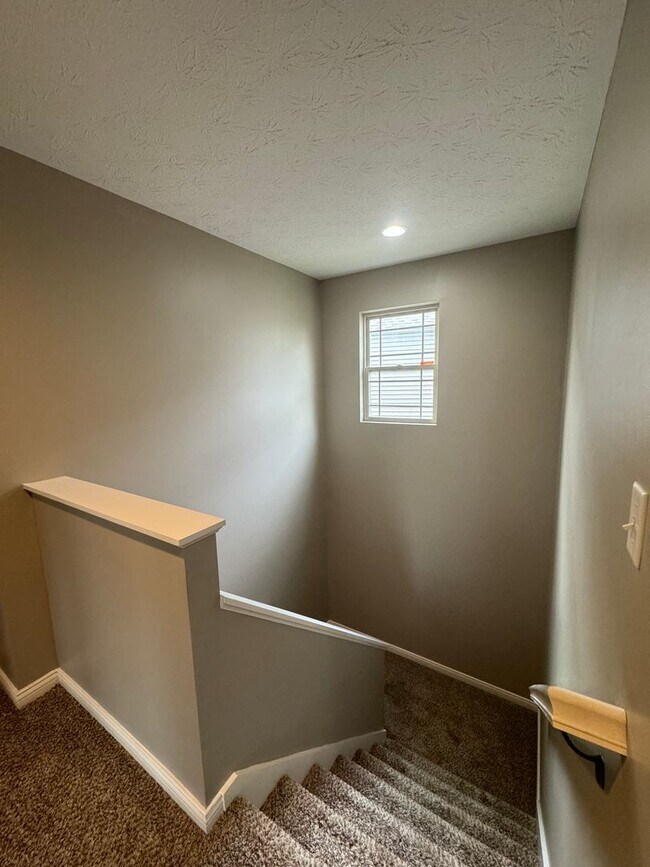Building Photo - Spacious 3 Bedroom home!