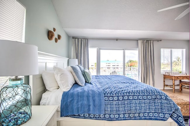 Master Ensuite-King Bed, walk-in closet and full bath - 96 Ave C