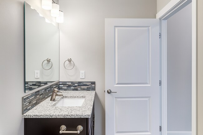 Building Photo - Modern Comfort Meets Convenience