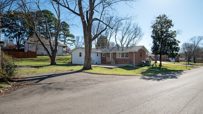Building Photo - Renovated 4 Bed, 4 Bath Single Level Home, No HOA