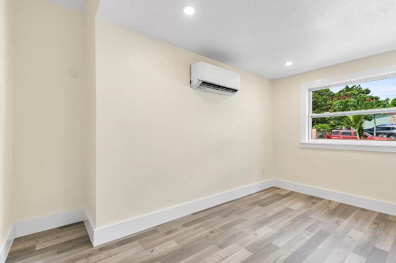 Building Photo - 710 S Pine St