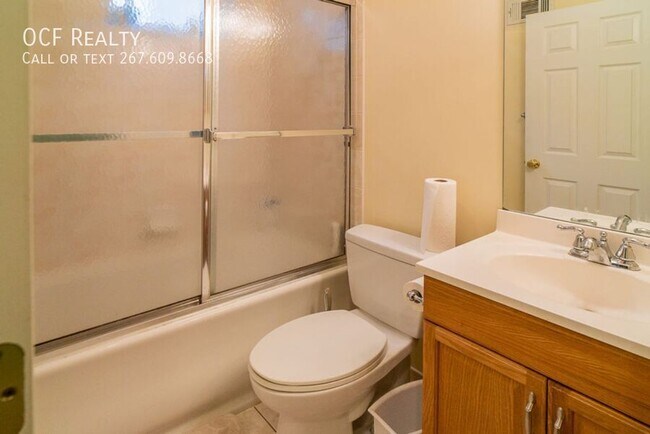 Building Photo - 3640 Calumet St