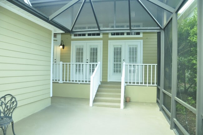 Building Photo - 607 Nadina Pl