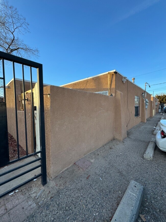 Building Photo - 916 San Pedro Dr SE