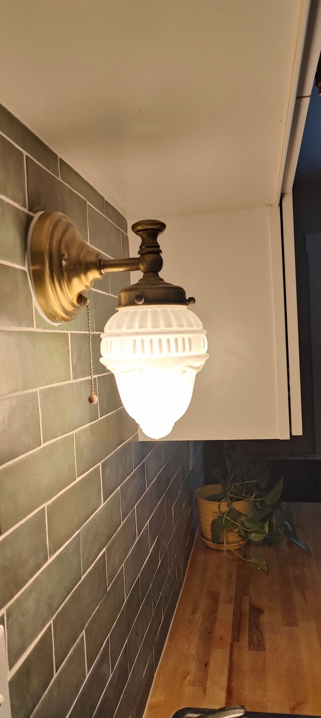 Building Photo - 213 Dennis St